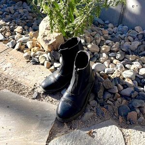 Gently used Tuffrider riding boots. Black size 1.